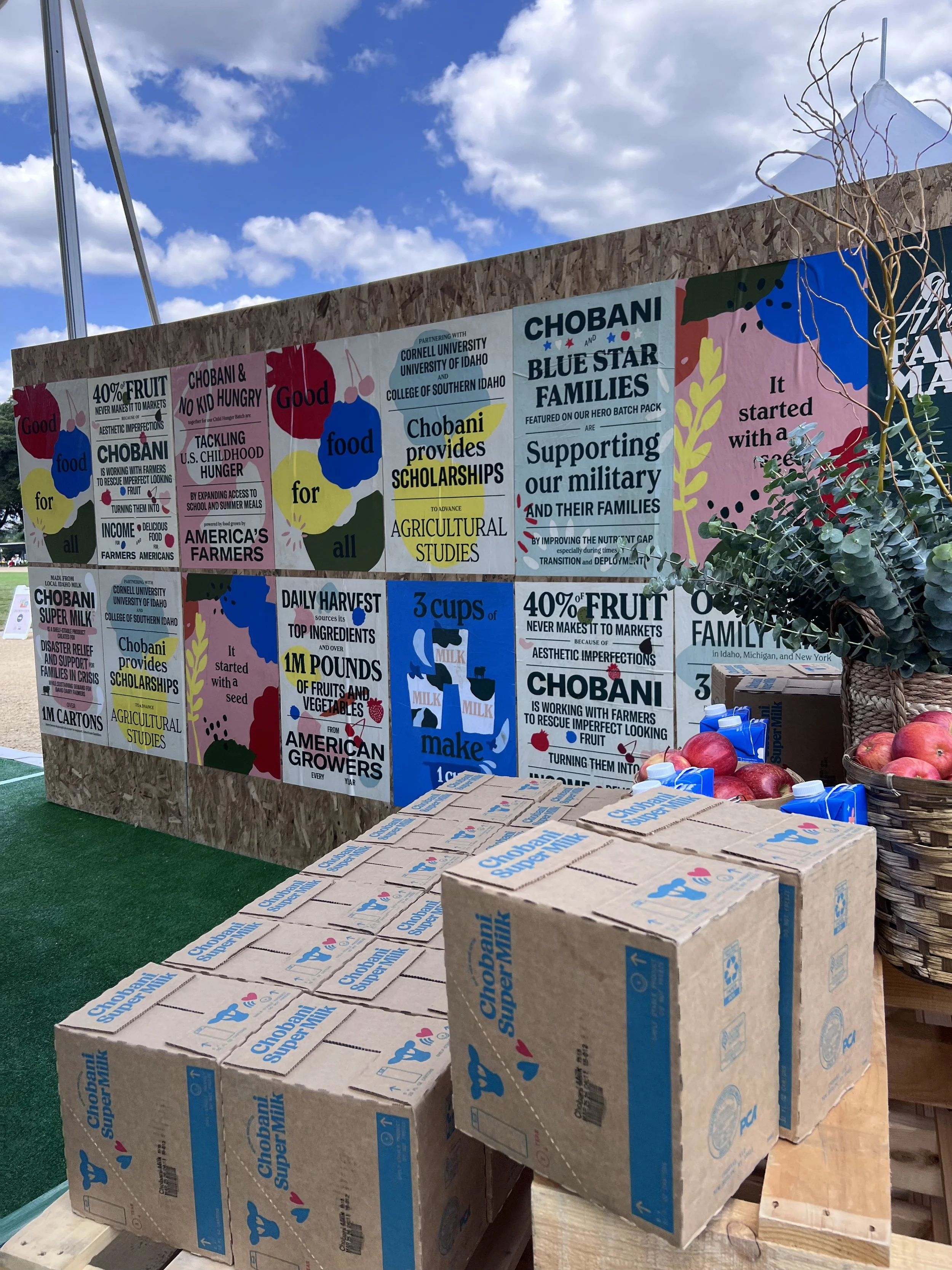 Pallet Furniture Meets Poster Walls: A Bold New Trend at Events. And we like it. A lot.