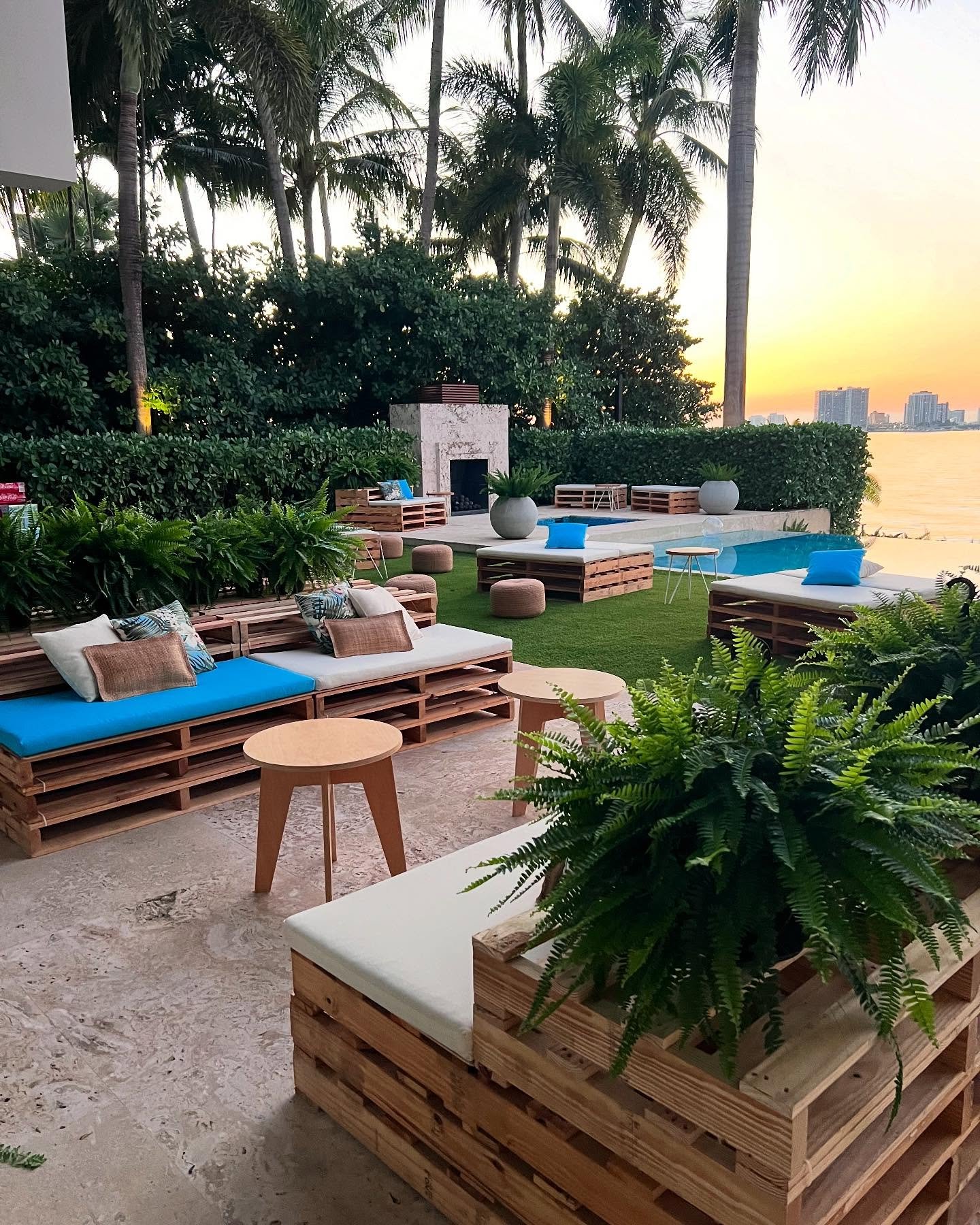 Sunset time, our Pallet Lounges, a beautiful view, and a couple of cocktails. Perfect way to start an event 🌅🍹
.
.
.
.
.
.
#eventdesign #eventfurniture #eventrentals #artbasel #socialevents #eventplanner #miamievents