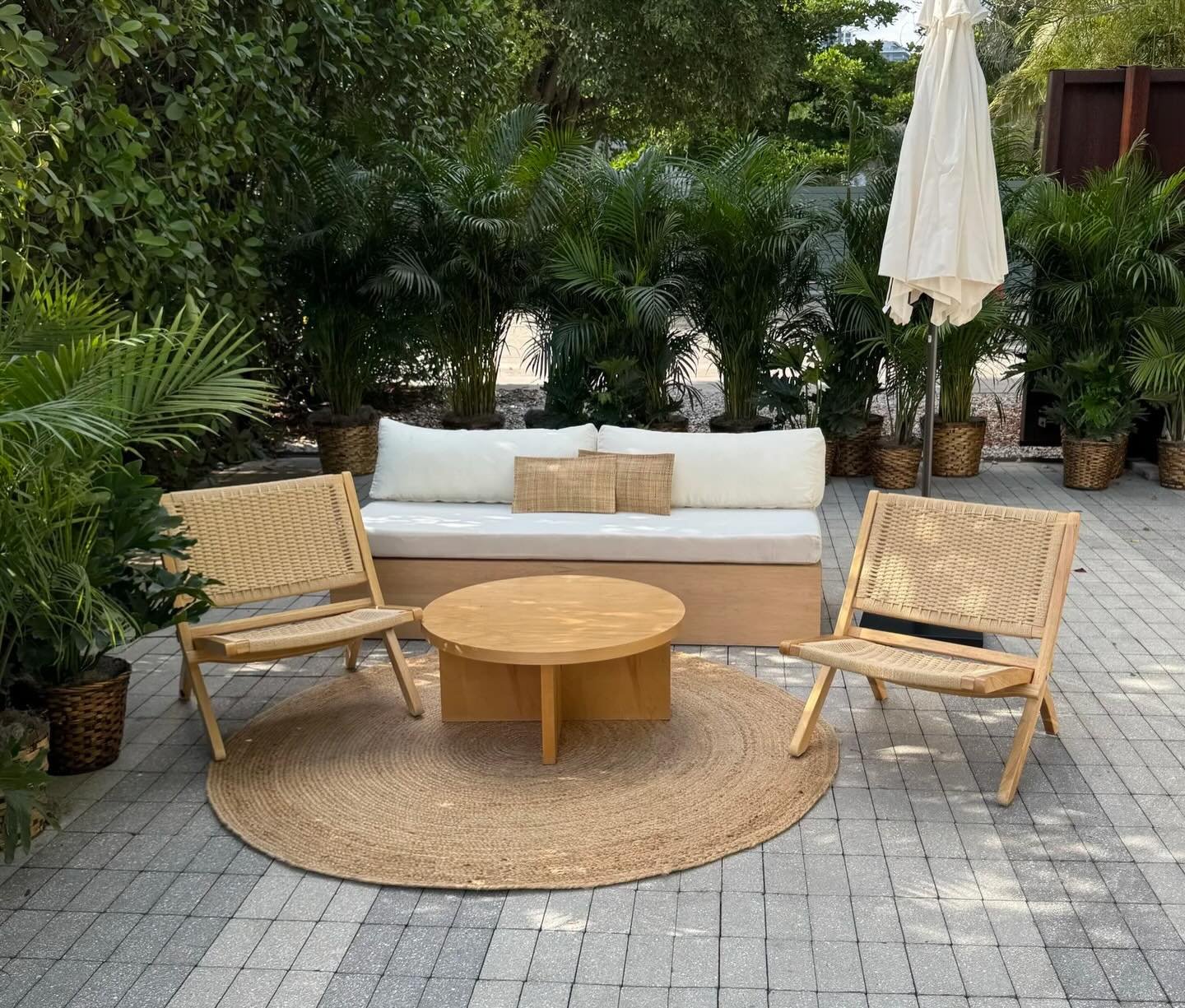 Natural materials set the tone for this wellness event: Meadow sofas and rattan chairs brought warmth and tranquillity to the beautiful Sacred Space in Miami, giving attendees a comfortable place to relax and connect 🌿
Event design by @afterglowmark