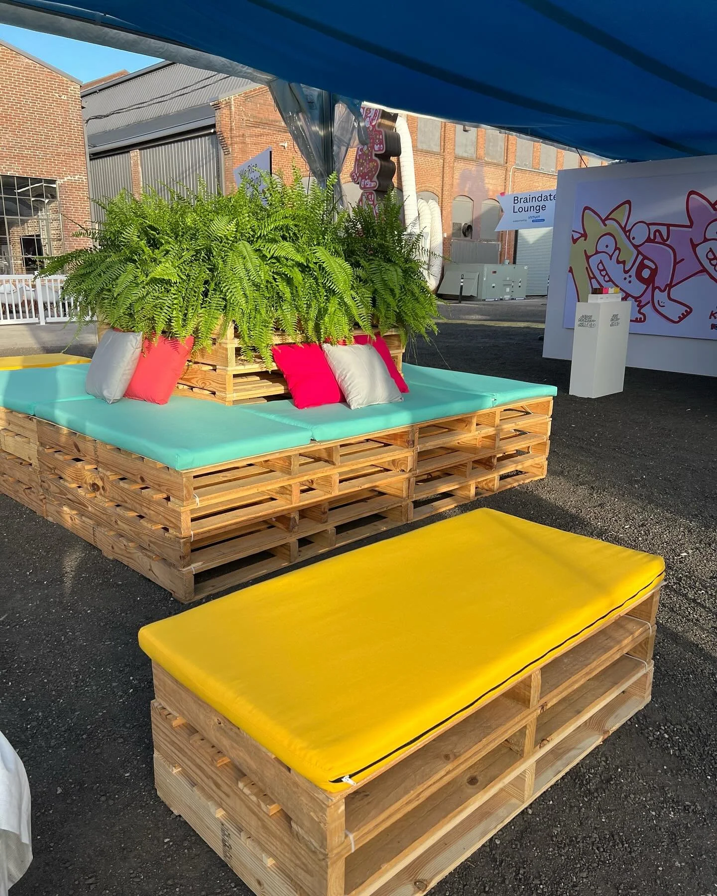 Outdoor events, block parties, pop ups - our Pallet Lounges set the vibe with vibrant colors and relaxed seating, turning any space into a unique gathering spot ✨
.
.
.
.
.
#eventfurniture #eventrentals #corporateevents #meetingsandevents #experienci