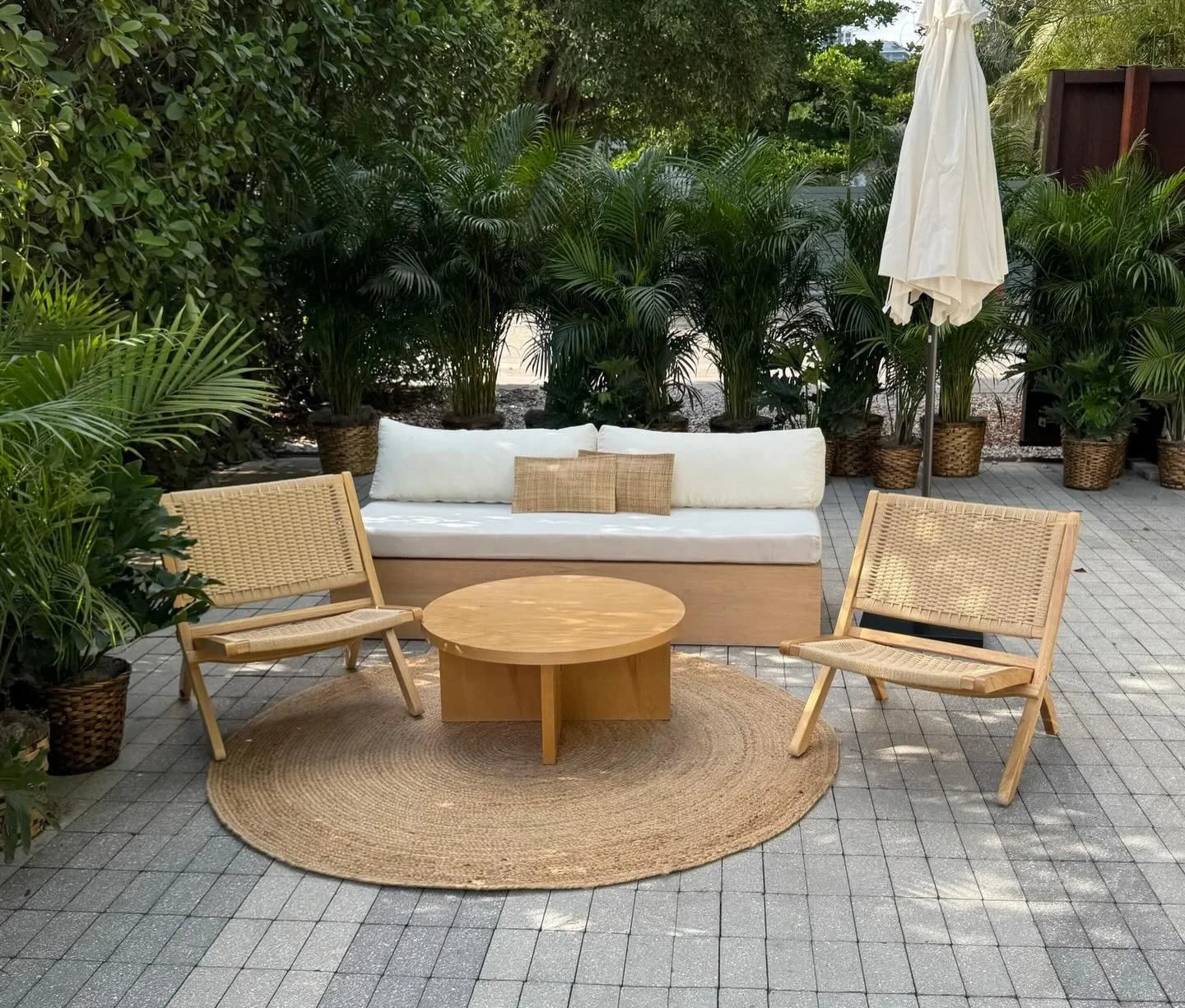 Natural materials set the tone for this wellness event: Meadow sofas and rattan chairs brought warmth and tranquillity to the beautiful Sacred Space in Miami, giving attendees a comfortable place to relax and connect 🌿
Event design by @afterglowmark