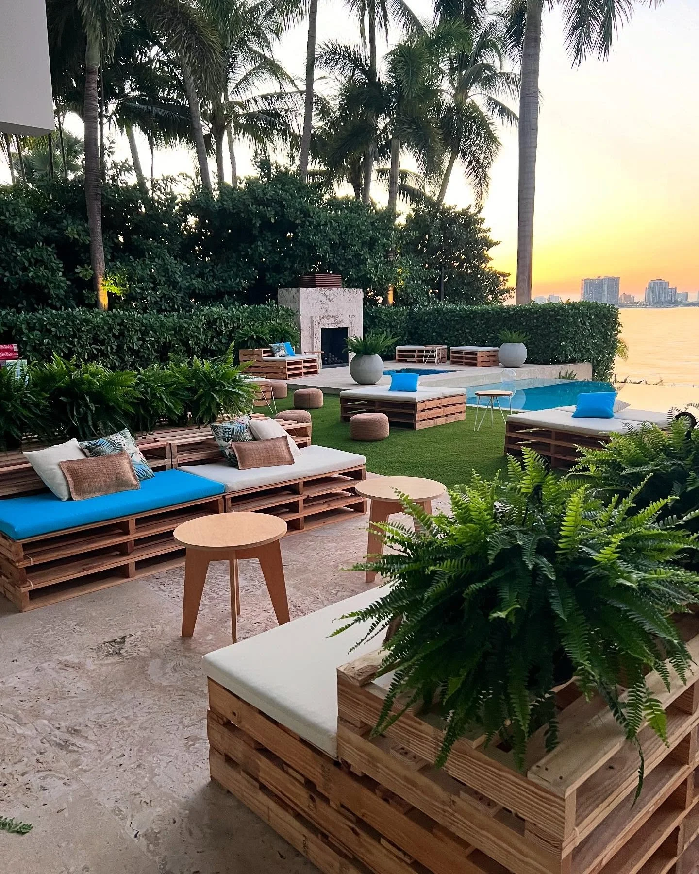 Sunset time, our Pallet Lounges, a beautiful view, and a couple of cocktails. Perfect way to start an event 🌅🍹
.
.
.
.
.
.
#eventdesign #eventfurniture #eventrentals #artbasel #socialevents #eventplanner #miamievents