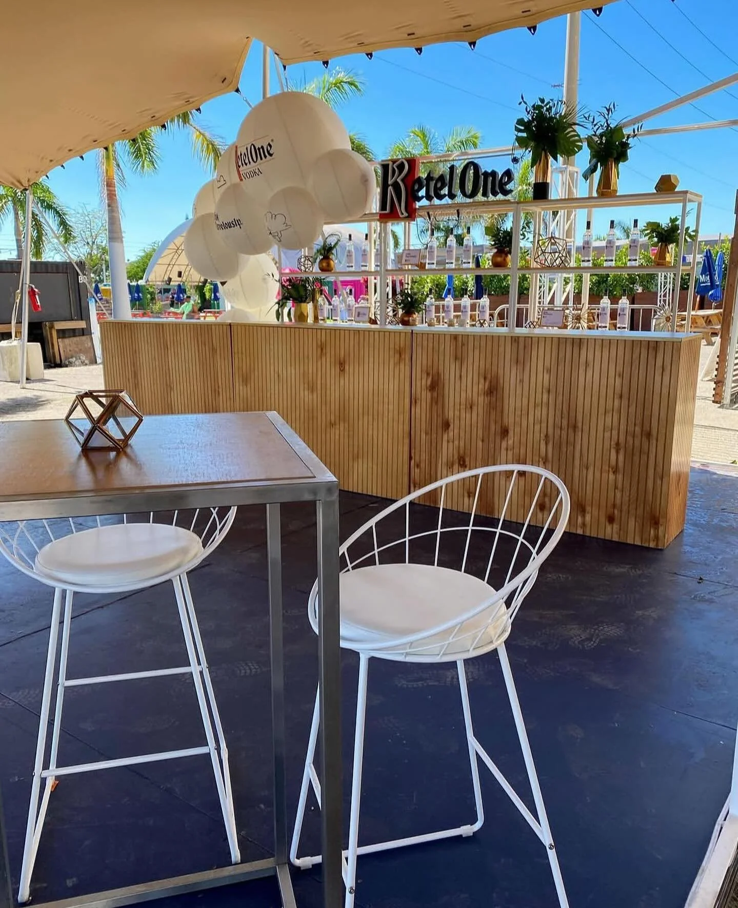 Our Wood Panelled bar with the Metal back shelving for a Ketel One activation in Wynwood, Miami 🍸
.
.
.
.
.
.
#marketingactivation #popup #eventfurniture #eventrentals #brandactivations #miami