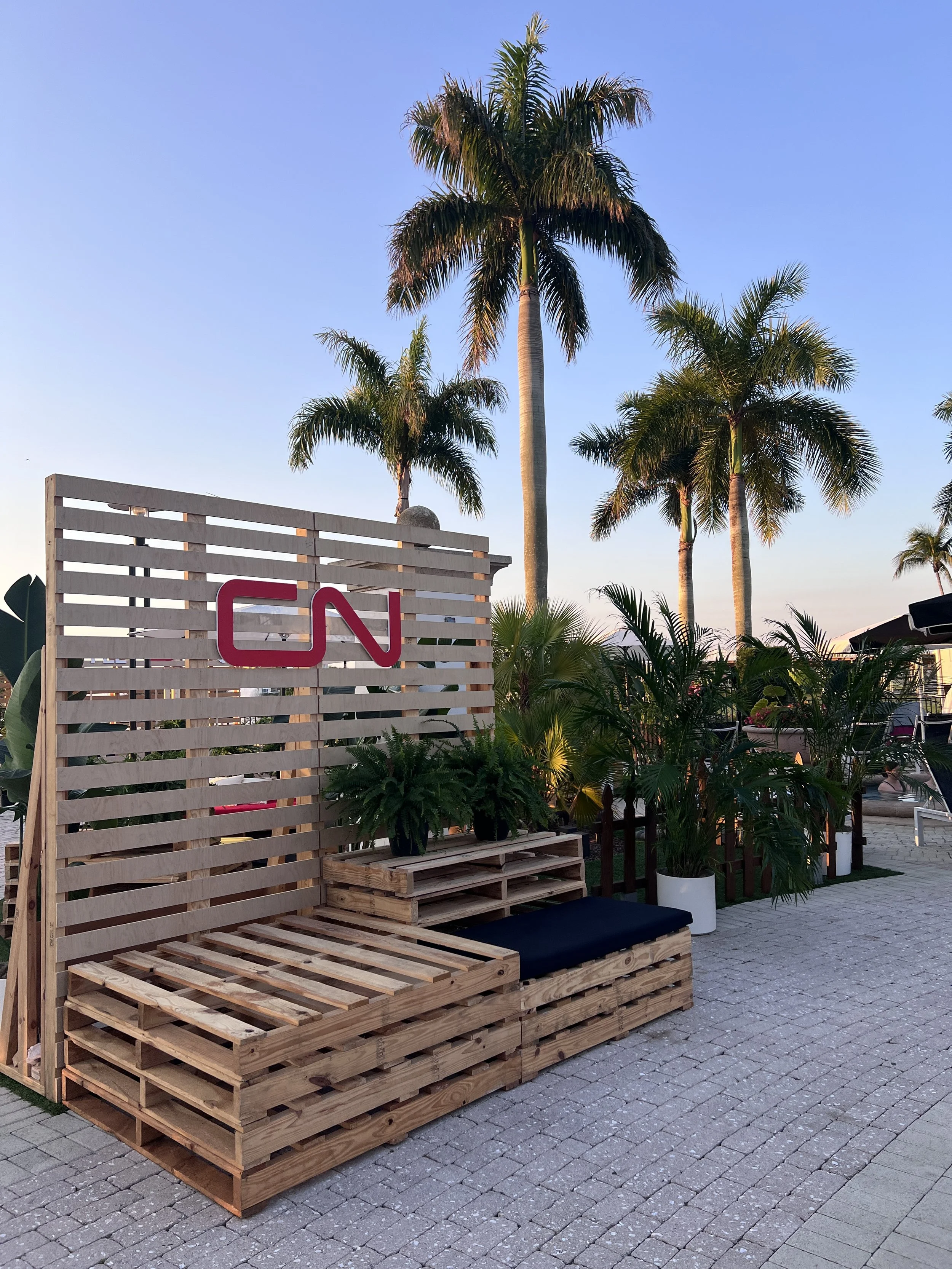 A pallet wall used as a backdrop for rent in a conference in Miami