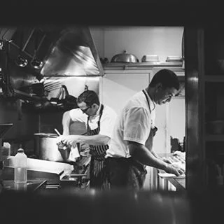 I’m always curious about what’s happening in the kitchen and who is creating so much of the amazing food that’s rushing out.These guys were as cool as cucumbers catering for 80 or so. 👊@belongilbistro #bts #cheflove #details #kitchenshot #reception #belongilbistro #byronbayphotographer #byronbayweddingphotographer (at Byron Bay, New South Wales)