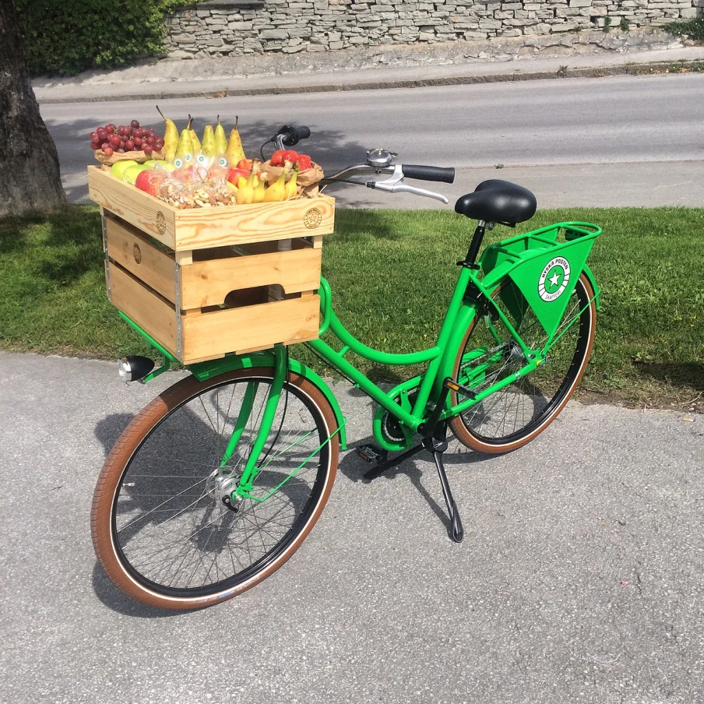 En av våra fina cyklar tillsammans med vår möteslåda fylld med fräsch frukt och nötter.
