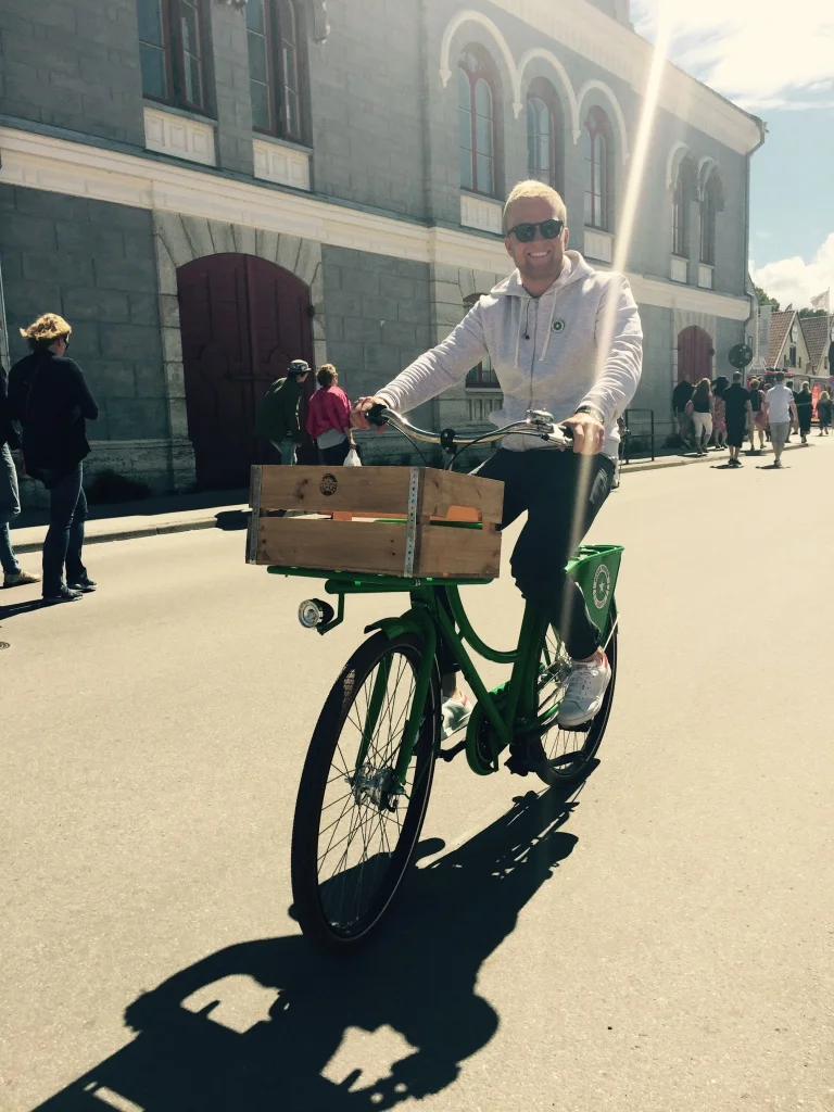 Vår stjärna Per cyklandes i ett soligt Visby.