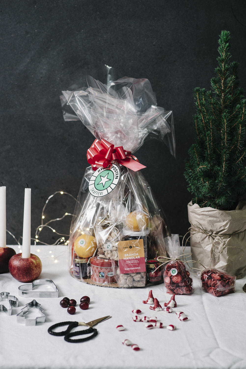 Det kylfria alternativet. Innehåller bland annat festive stars shortbread, olivolja, marmelad, luxury dinner mints, roka crispies parmesan, Croc sec, Secallona, torrsaltade oliver, Fuet och choklad Libeert. Pris: 595 kr