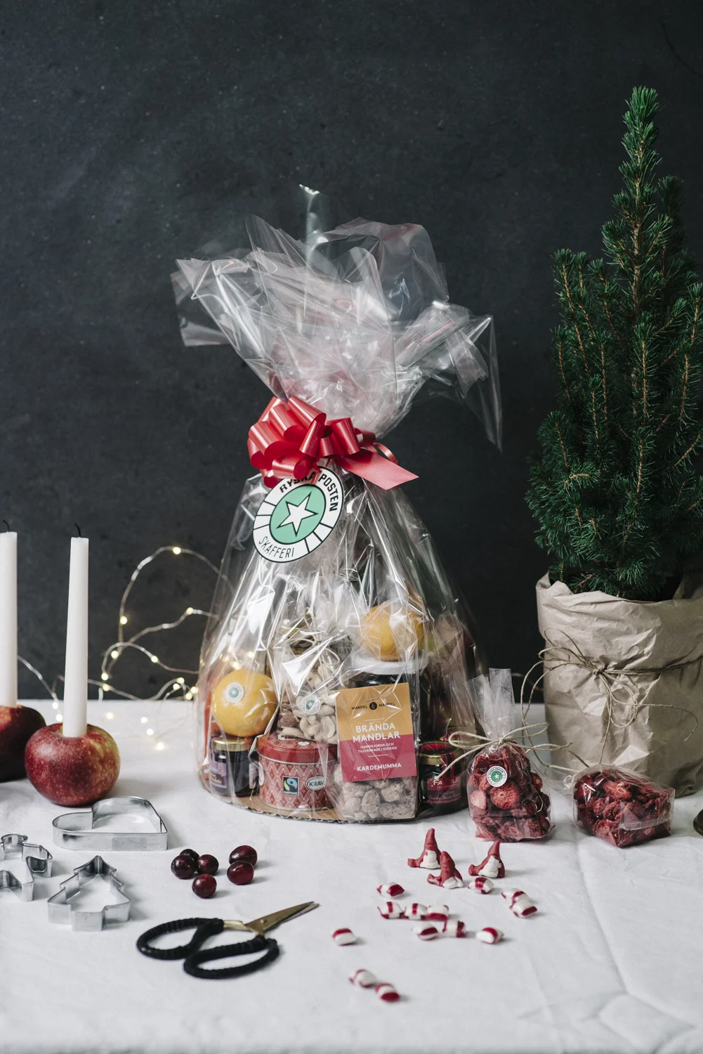 I den här varianten har vi tagit bort mejerivaror för att förlänga hållbarheten. Den innehåller bland annat salami, olivolja, marmelad, smaksatta mandlar, belgisk choklad, croc sec och Sörgården honungssenap. Pris : 595 kr (leveransavgift tillkommer)