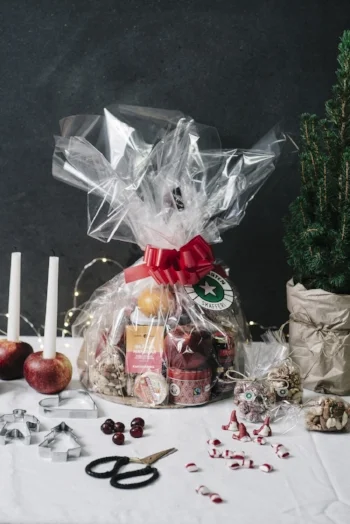Innehåller bland annat shortbread, smaksatta mandlar, Danablu, engelsk cheddar, Coeur de Chèvre, Rocamadour och Tourtain. Pris : 595 kr (leveransavgift tillkommer)