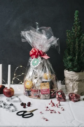 I den här varianten har vi tagit bort mejerivaror för att förlänga hållbarheten. Den innehåller bland annat salami, olivolja, marmelad, smaksatta mandlar, belgisk choklad, croc sec och Sörgården honungssenap. Pris : 595 kr (leveransavgift tillkommer)