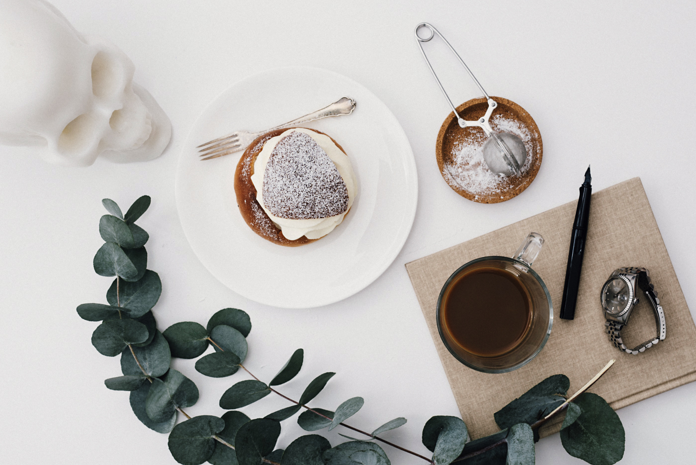 Liten semla 24 kr stk, stor semla 34 kr stk.