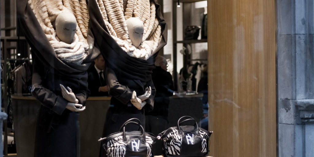 Visuelles Design im Schaufenster von ROBERTO VERINO, kreiert von Juan Carlos Barrón