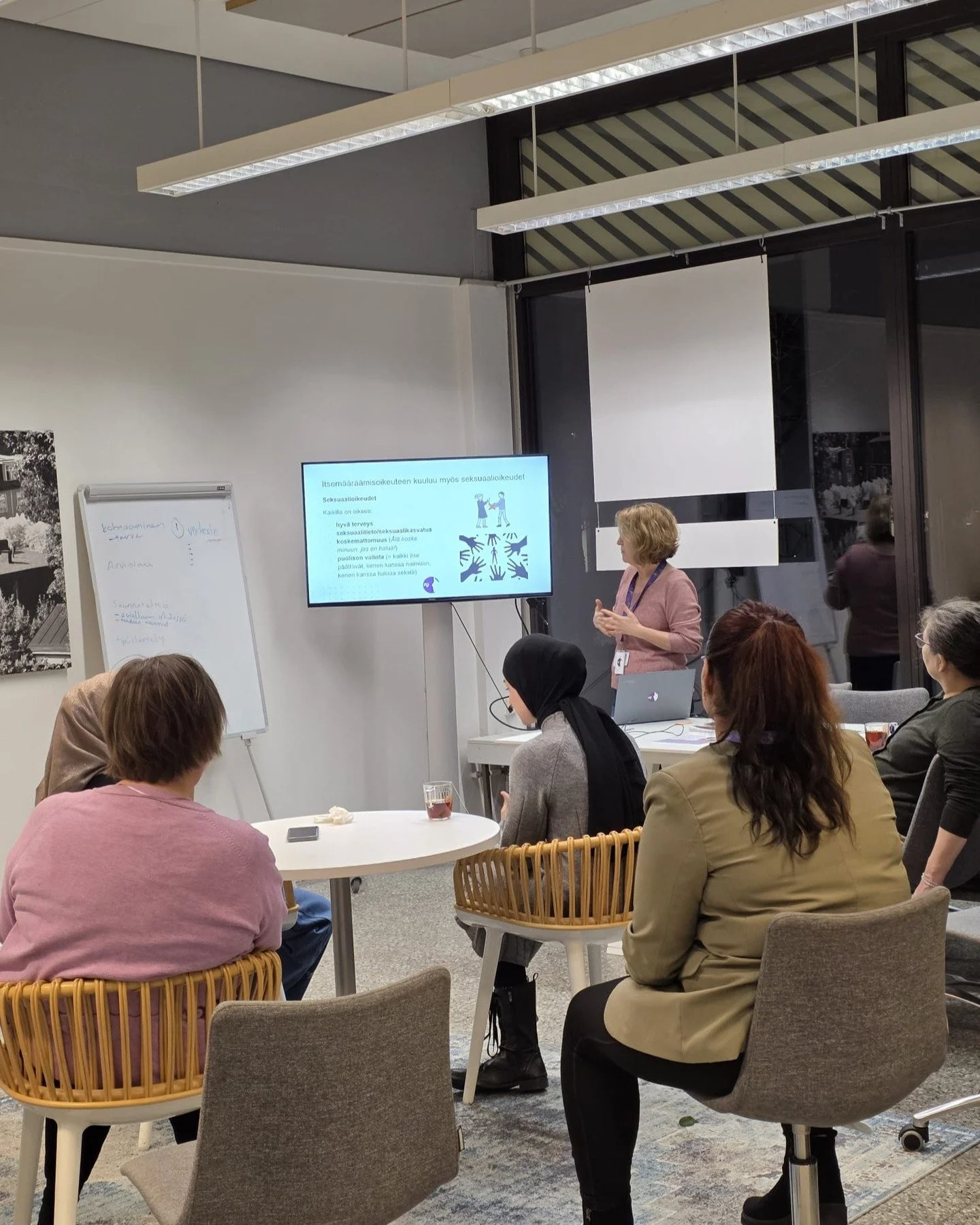 Syksyn aikana Kotona Kontulassa -hanke ja Plan Internationalin Osaava &auml;iti -hanke ovat ohjanneet ryhm&auml;&auml; yhdess&auml; Kide-s&auml;&auml;ti&ouml;n tiloilla 💛

Ryhm&auml;tapaamisissa on k&auml;sitelty monipuolisia ja arjen kannalta t&aum