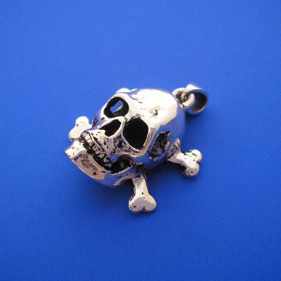 SkullCrossBonesPendantss570.jpg