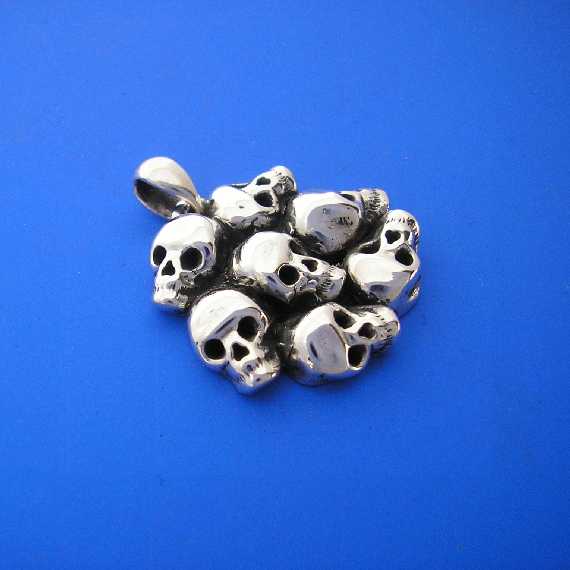 SkullsPendant570.jpg