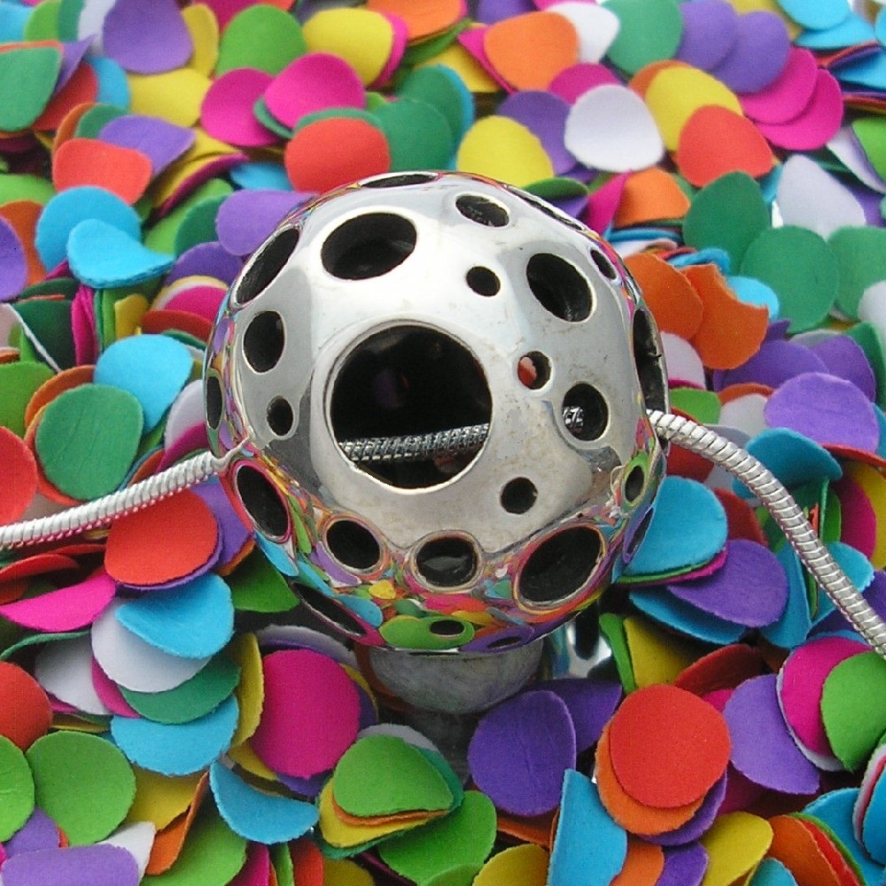 RoundFormPendantOnConfettisss1000.jpg