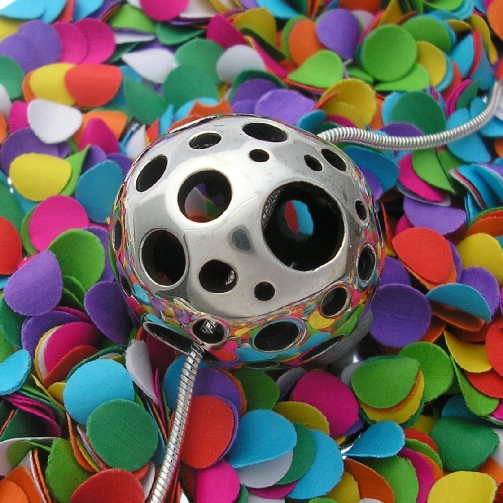 RoundFormPendantOnConfettissss1000.jpg