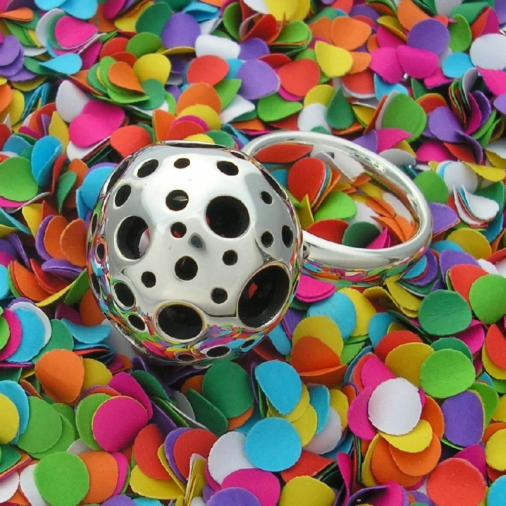 RoundFormRingOnConfettisss1000.jpg