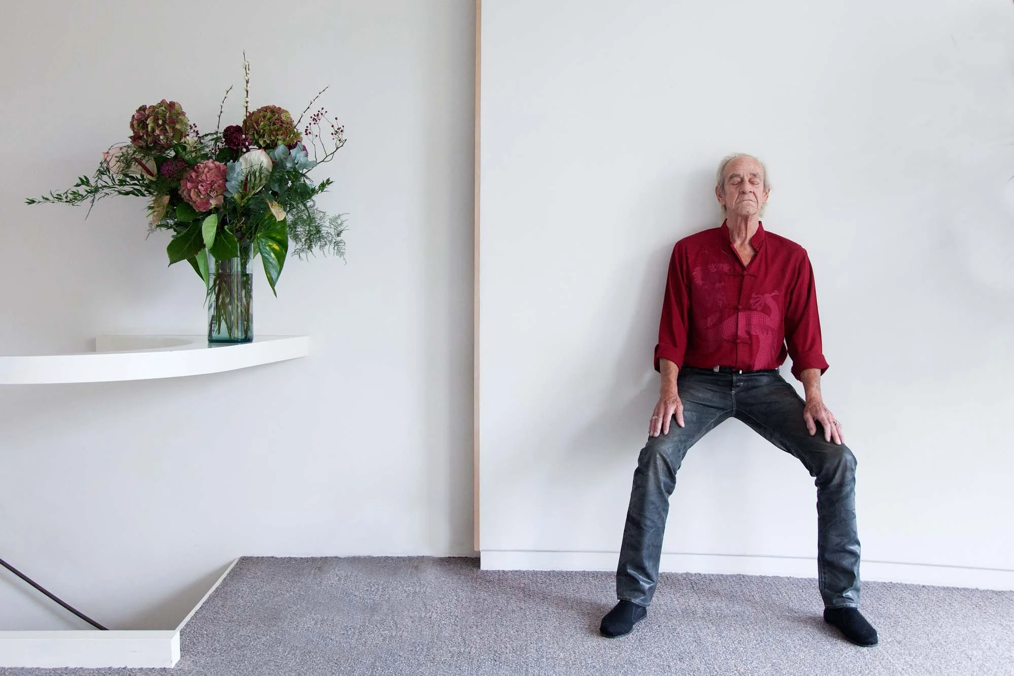   In the middle of Amsterdam's Red Light District lives a man by himself in an impressive six story patrician's house. A seventy years young psychologist, art collector, party goer and exhibitionist who embraces life. Meet Joop in his different forms