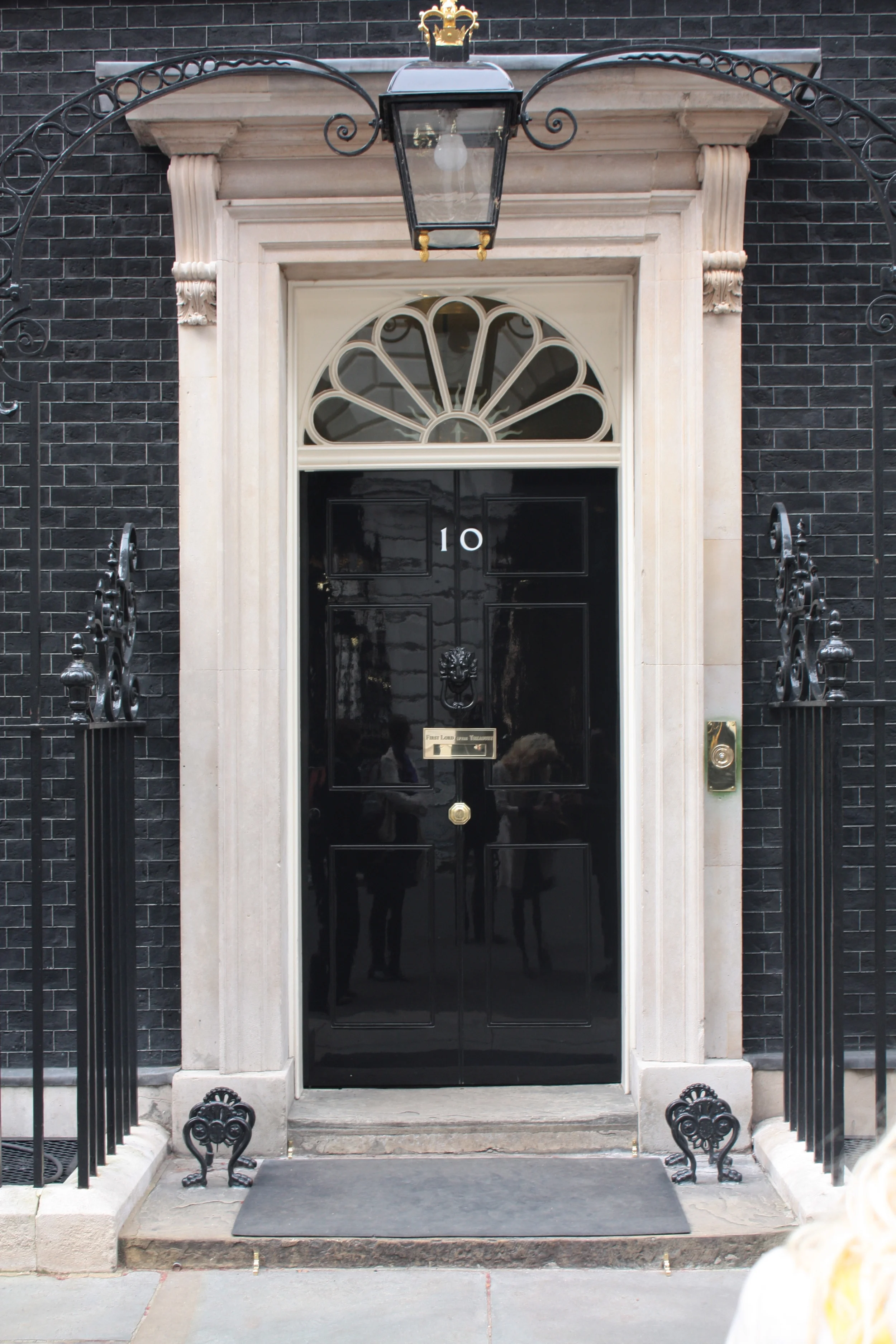10_Downing_Street_door.jpg
