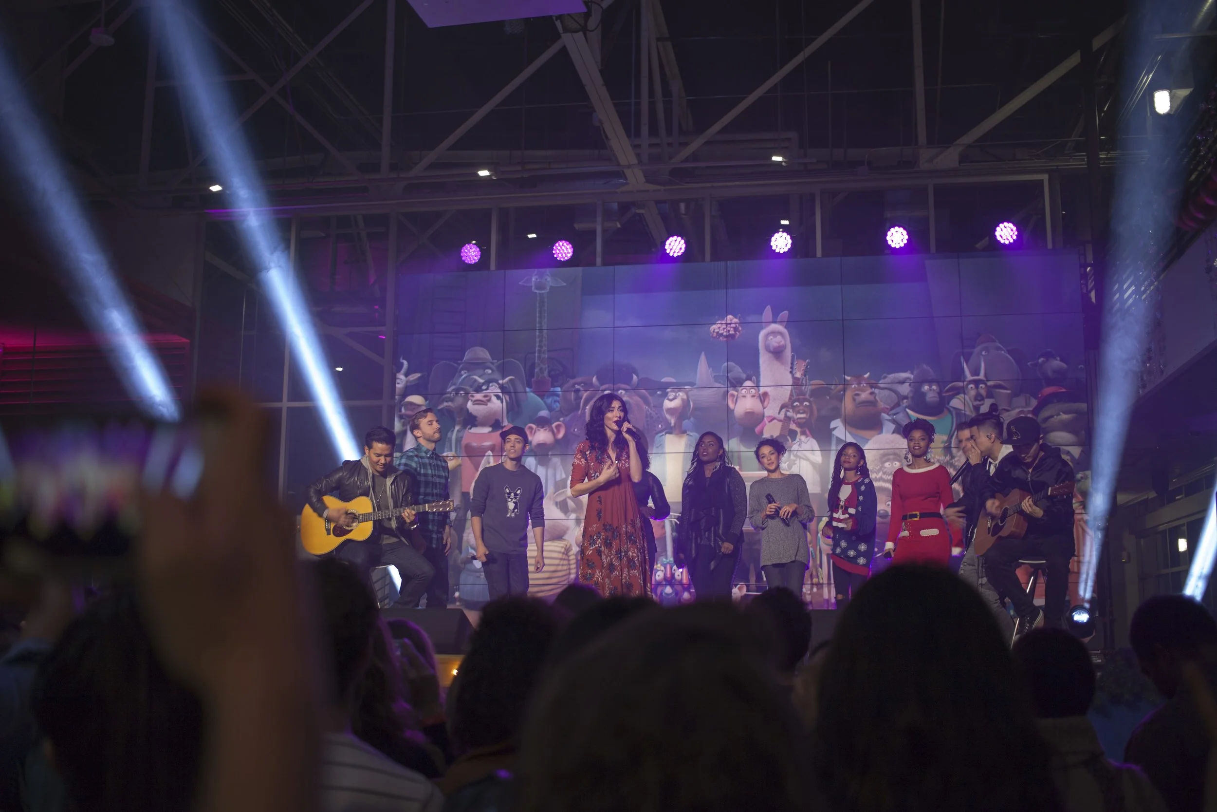 7. SING_HOLIDAY_REMIX_LIVE_YOUTUBE_241-min.JPG