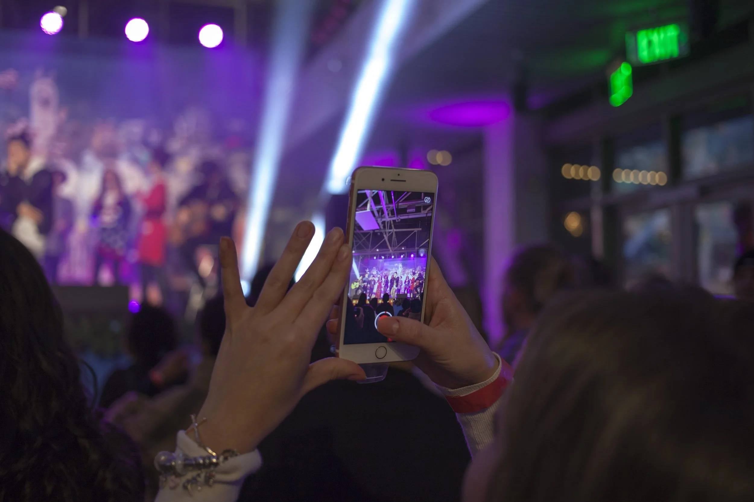 8. SING_HOLIDAY_REMIX_LIVE_YOUTUBE_225-min.JPG