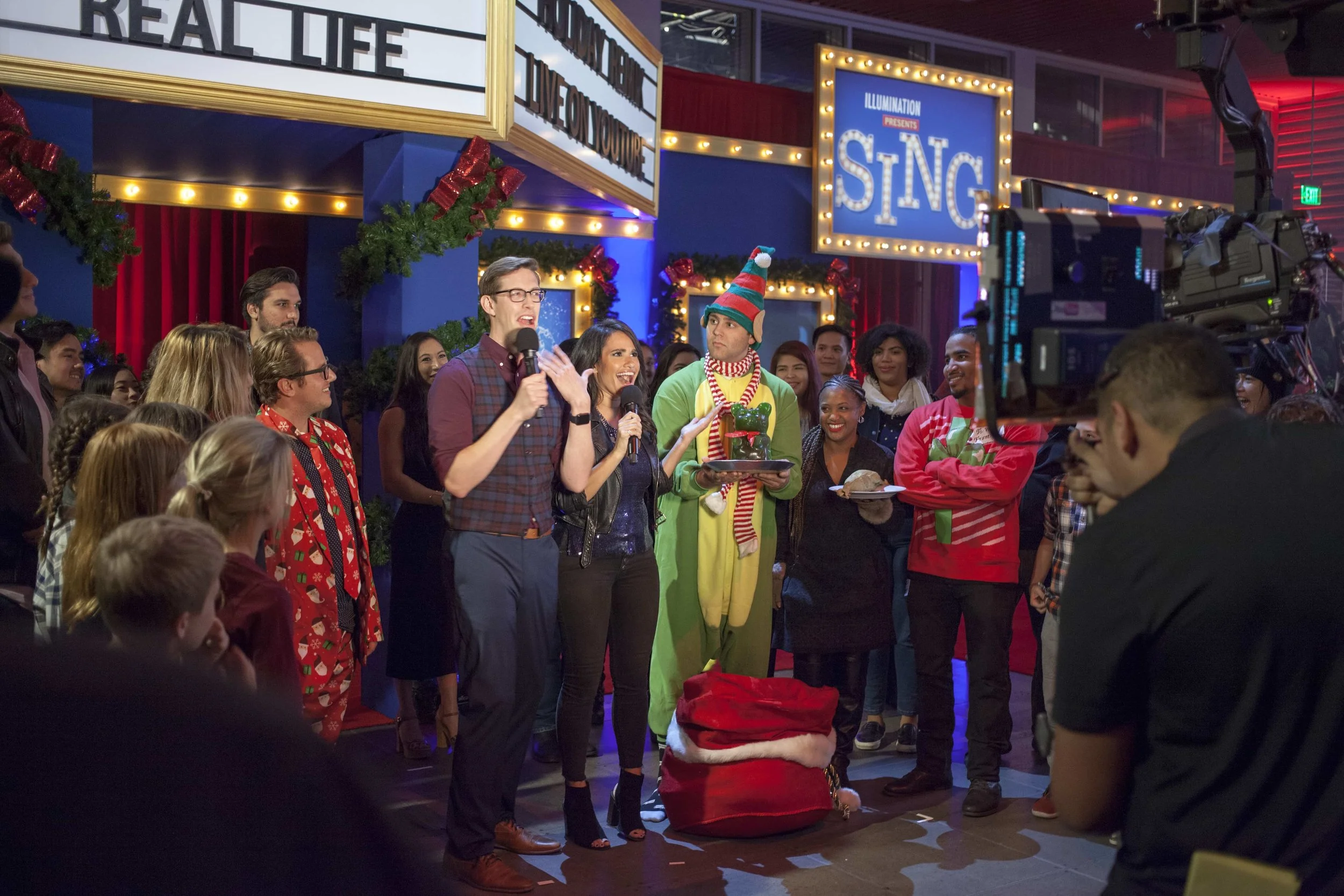 4. SING_HOLIDAY_REMIX_LIVE_YOUTUBE_212-min.JPG