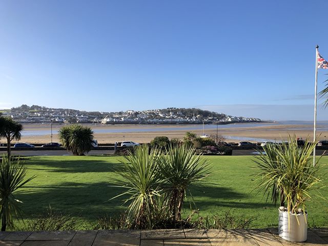 It is a beautiful day in Instow today! ☀️⠀
⠀
Did you know?⠀
⠀
The @commodorehotelinstow is open to non residents everyday. Occasionally we close for a private function but this will be clearly stated on our website and social media channels. ⠀
⠀
We s