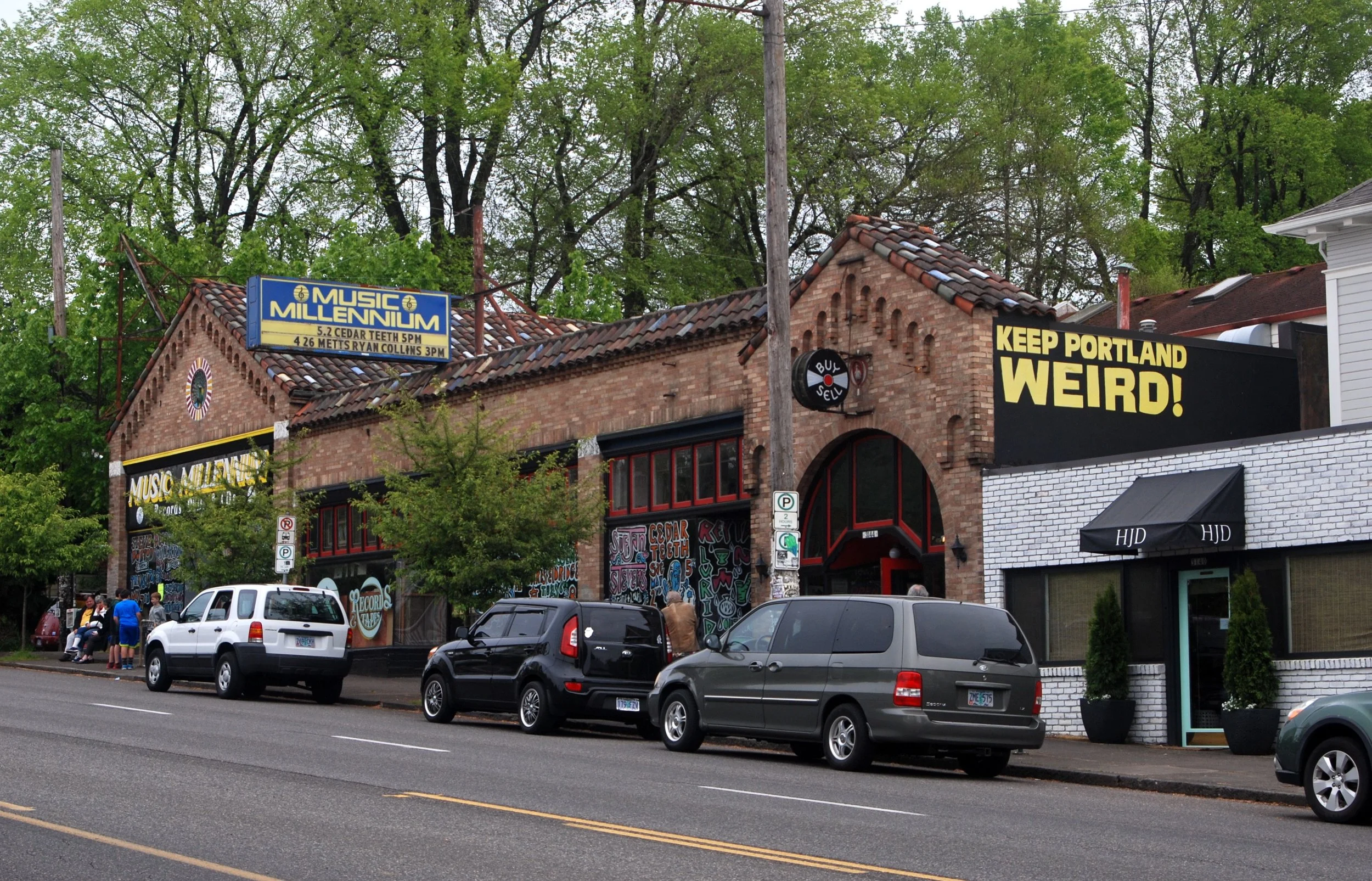 Music_Millennium_store_and_%22Keep_Portland_Weird%22_sign_(2015).jpg