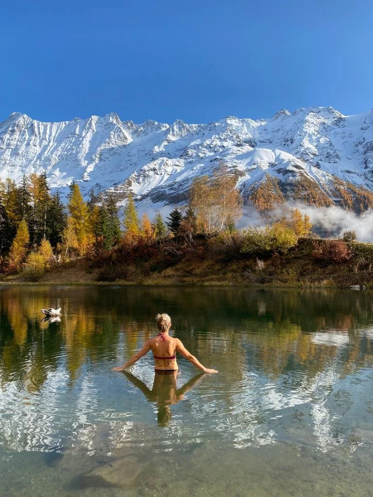 Eisbaden im eiskalten Bergsee
