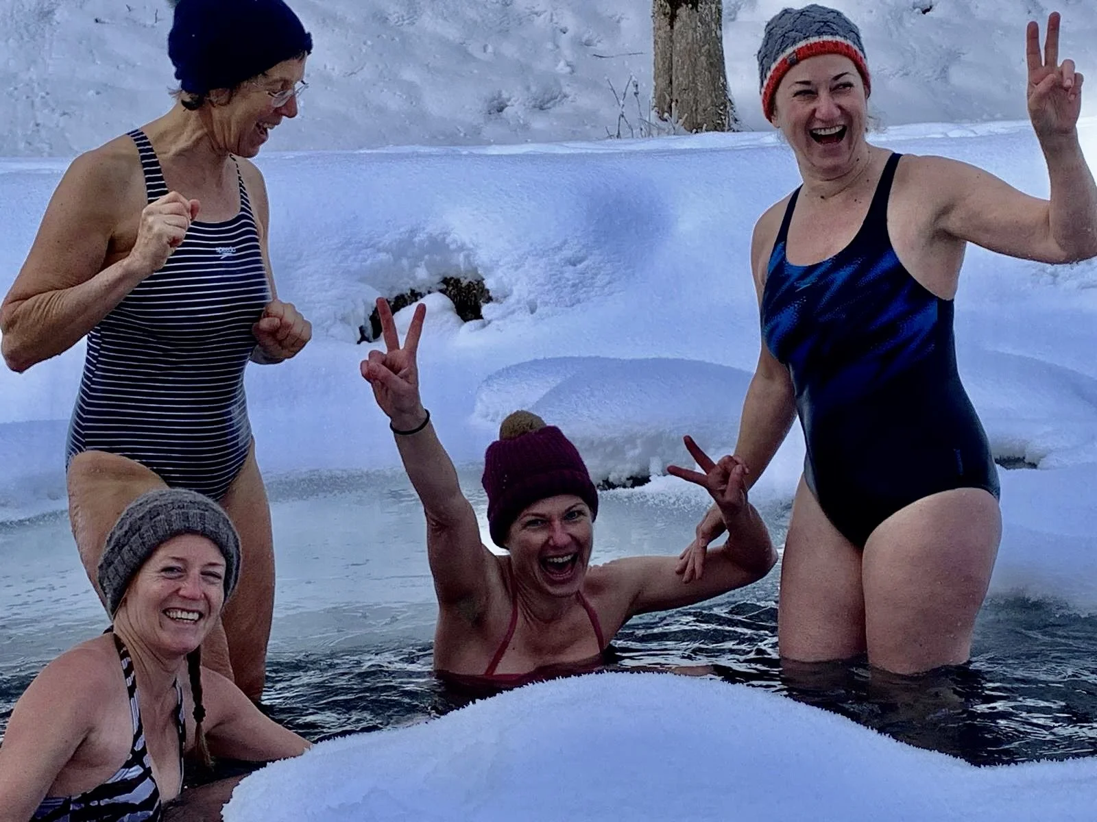 Eisbaden im verschneiten Bergbach Schweibenalp, Schweiz