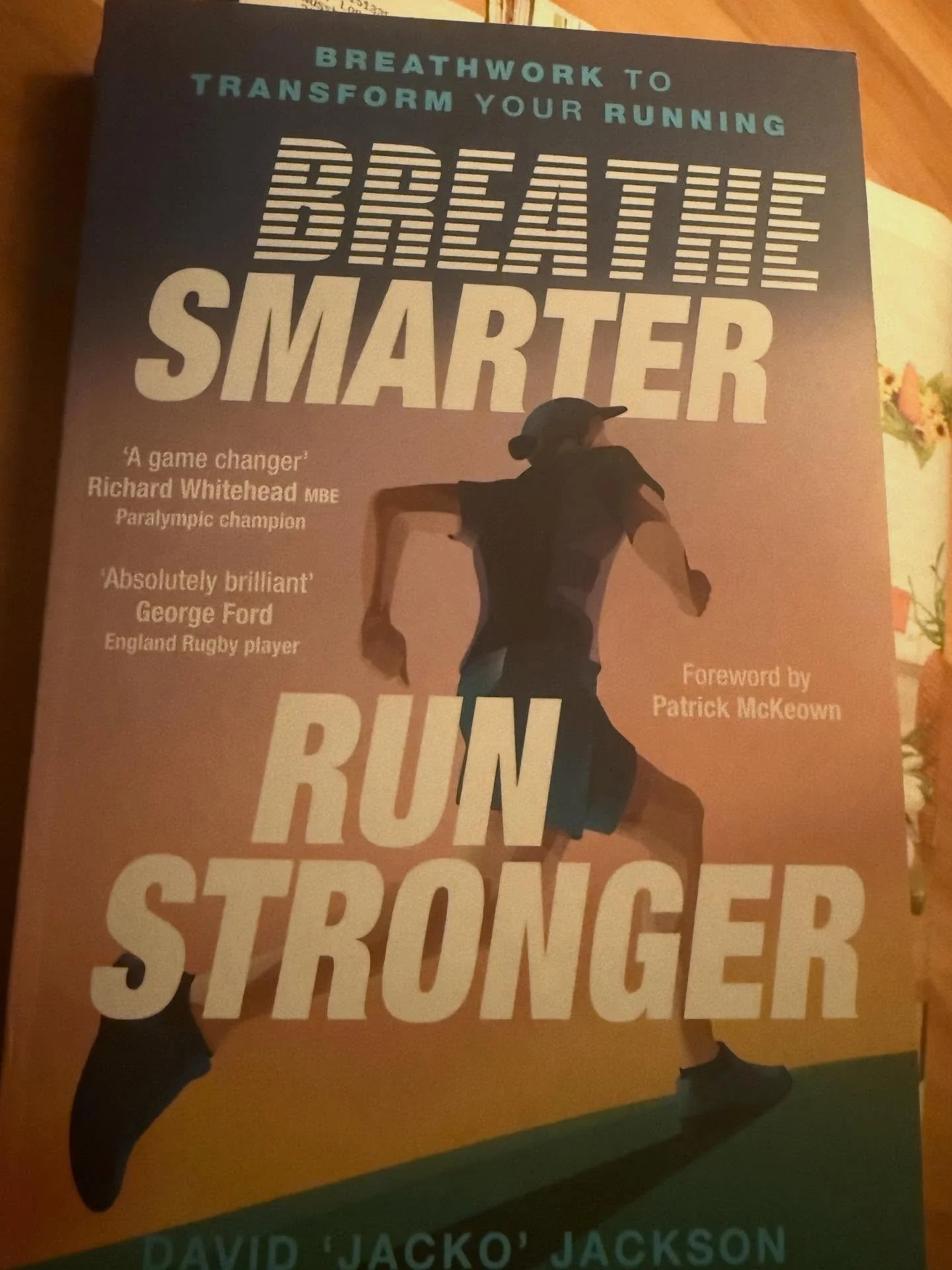 Mein Buchtipp f&uuml;r dich, wenn du l&auml;ufst und dabei das ganze Potential deiner Atmung nutzen m&ouml;chtest. Von meinem @oxygenadvantage Master Instruktor Kollegen @thebreathrunningcoach. 

Und die Workshops zum Buch findest du unter jala.ch -&