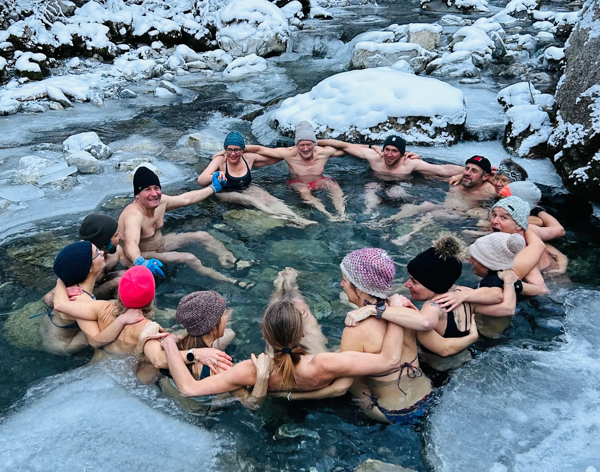 Eisbaden im Bergbach Schweibenalp, Schweiz