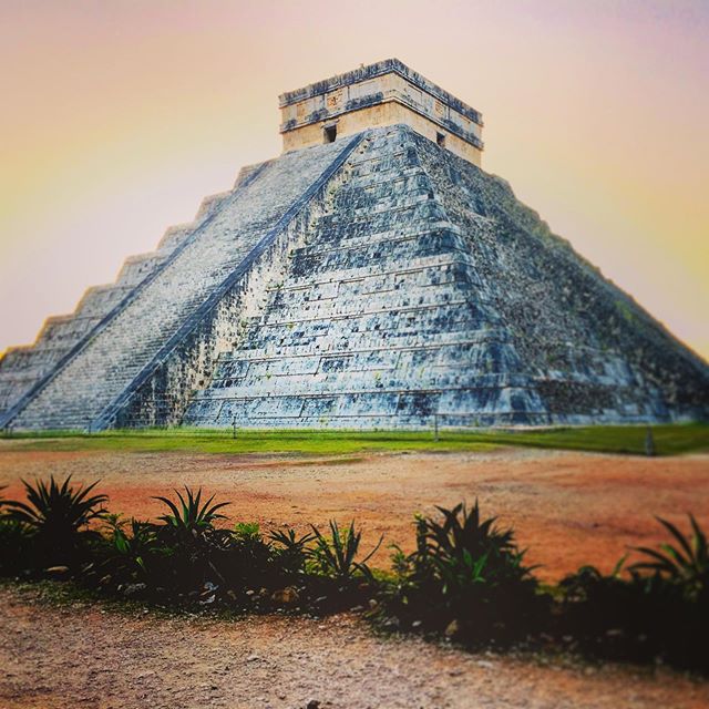 🌞 EL CASTILLO | The Pyramid of Kukulcan 🐍 Chich&eacute;n Itz&aacute; 🇲🇽
&bull;
&bull;
&bull;
&bull;
#travelphotography #pyramid #kukulcan #mexico #yucatan #pyramidofkukulcan #chichenitza #chichenitz&aacute; #chichenitzamexico #moors #mayan #feath