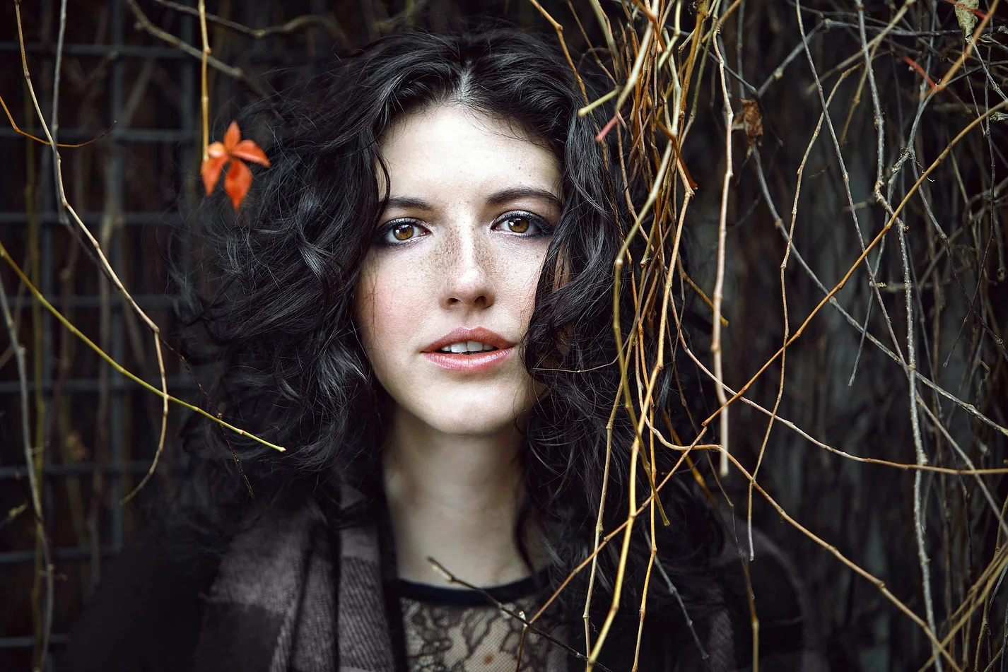 Originaire de Montréal, Chloé Lacasse grandit à Longueuil et pratique, dès l’âge de 6 ans, le théâtre, le chant et le piano. Après avoir passé son enfance à faire du classique et à chanter les auteurs-compositeurs québécois, elle découvre à l’adolescence la musique de films de Phillip Glass et de Thomas Newman, la musique alternative de Radiohead, Sigur Ros, Nirvana et Peter Gabriel, de même que des artistes féminines qui l’inspirent, telles que Tori Amos, Joni Mitchell, Bjork, Marie-Jo Thério ou Lhasa. C’est en 2006, suite à sa victoire comme interprète au concours Ma première Place des arts, qu’elle choisit de retourner et de se consacrer à l’écriture et à la composition. Entre 2007 et 2010, elle se produit dans les petites salles et bars montréalais, fait paraître trois EP de façon indépendante, et se fait remarquer comme finaliste au Festival international de la chanson de Granby. Puis en 2011, tout s’enchaîne. Elle remporte le premier prix des Francouvertes, signe avec l’étiquette Véga musique et lance à l’automne un premier album éponyme aux influences rock et aux arrangements riches, réalisé par Antoine Gratton. Délicatement et consciencieusement créé en nature, loin des rumeurs de la ville, LUNES est un album lumineux à l’odeur de terre mouillée et d’herbe fraîche explorant la fragilité de l’humain et les zones grises du cœur et de la tête. Sur scène, Chloé Lacasse à son piano ou à la voix, avec ses complices musiciens, voyagent entre fougue et douceur, entre intimité et envolées musicales, entre harmonies vocales et rythmes pesants, entre lumière et noirceur. Ainsi, ils nous surprennent et nous transportent d'un état à l'autre, nous faisant passer habilement de l'écoute attentive et immobile aux hochements de tête et tapements de pieds, avec toujours comme repère, la voix claire et les mots de Chloé. 