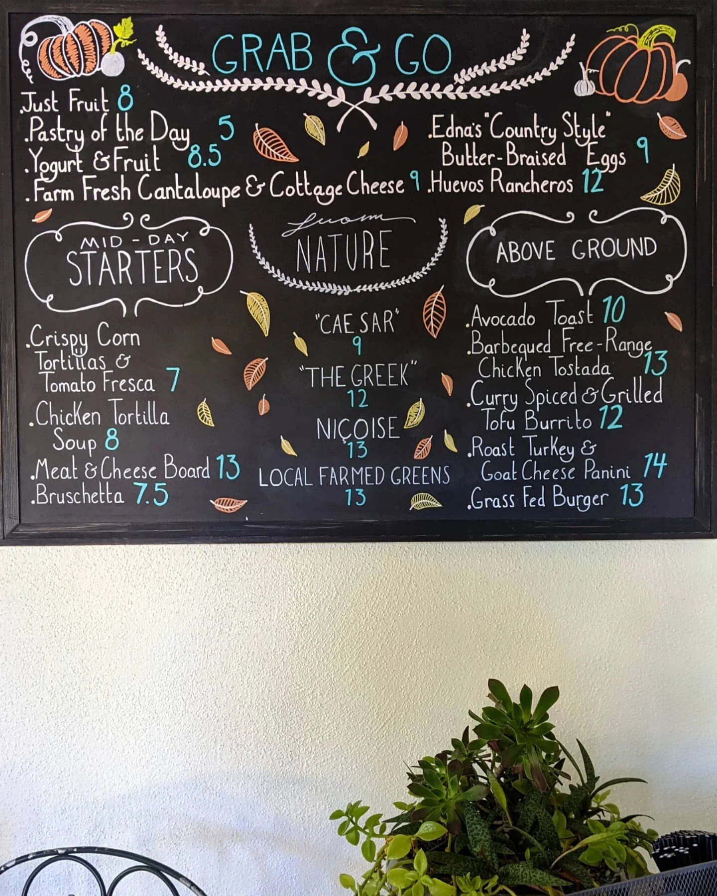 I feel like I get better with each chalkboard! 🍁
.
I've also noticed it's been changing my handwriting. I have to pay so much attention to how I write each letter since I have a pretty messy script, but doing this has made it much more legible ✍️🍂