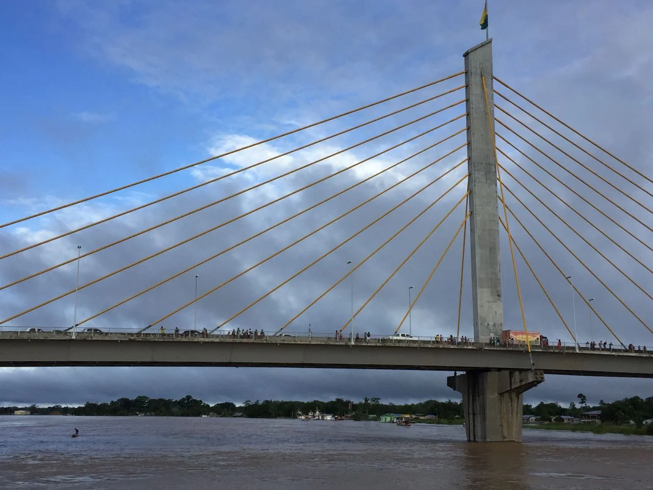 All the people looking at the flood on Rio Juruá.