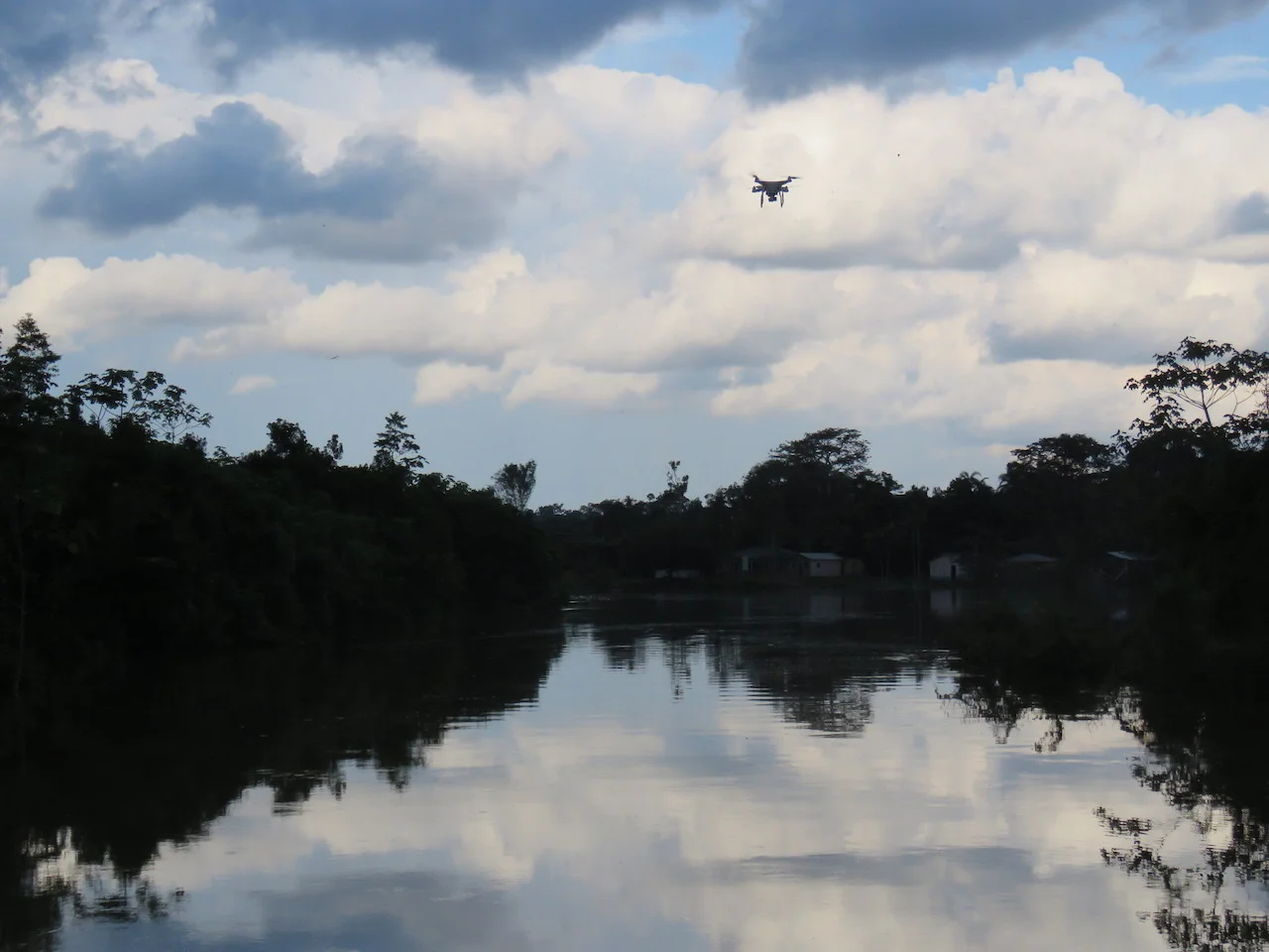 Our drone hovers over the Rio Eiru before returning back to the houseboat after a mission to map a nearby forest and igarape. Foto by Laura K Marsh