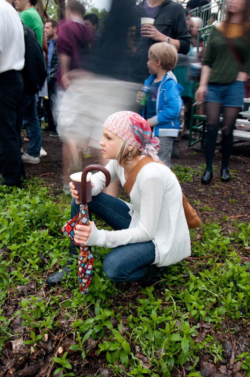 SampleRoom_AAW2011_girl_in_grass.jpg