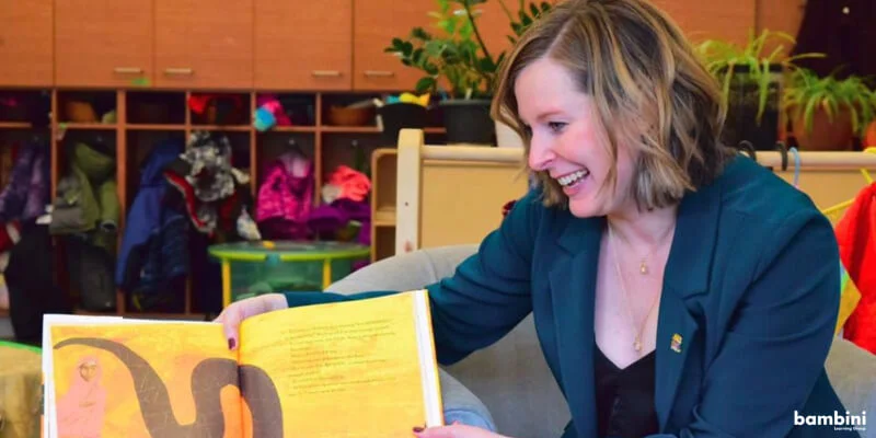 City Councillor Sarah Hamilton reading to the children at Bambini Hamptons.