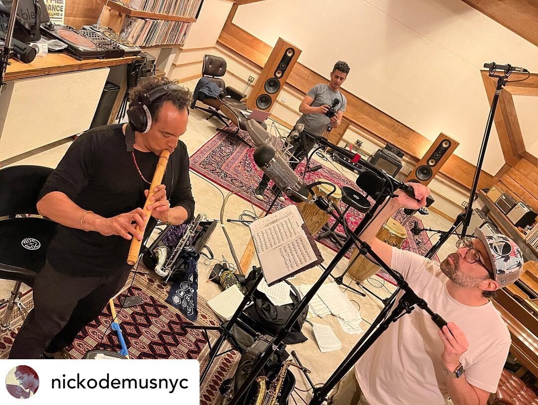 Truly an extended fam session with @jayrodriguezsierra @elnegrodrums and the Don @nickodemusnyc 🙌

🎙@amon_drum and @gregtockmusic capturing the magic 

Posted @withregram &bull; @nickodemusnyc Best way to spend a Friday off is being a fly on the wa