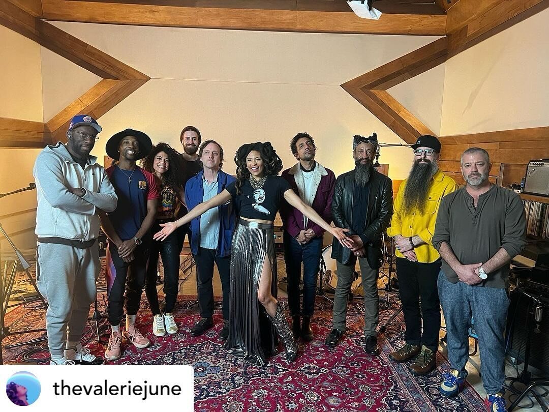 @thevaleriejune we absolutely loved working on this project with you and collaborating with one of our favorite video producers, @bsatz for @kellyclarksonshow! Check out the performance - link in bio!

Recorded and filmed all in the same big room by 