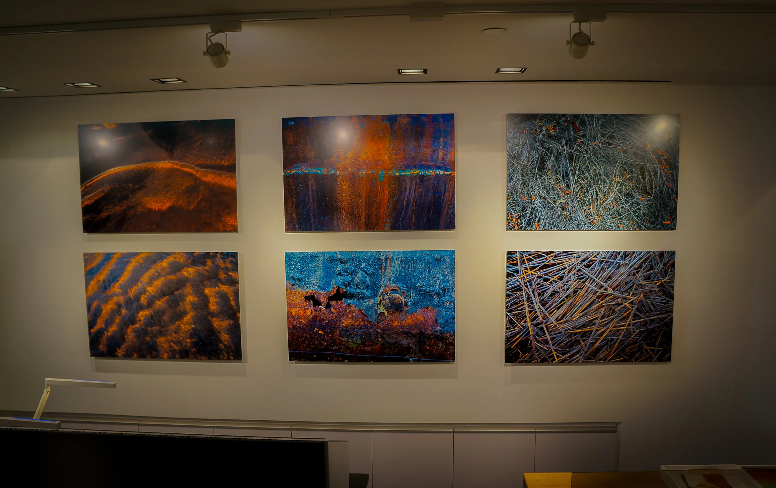 Mixed Color and Texture for the White Office Wall