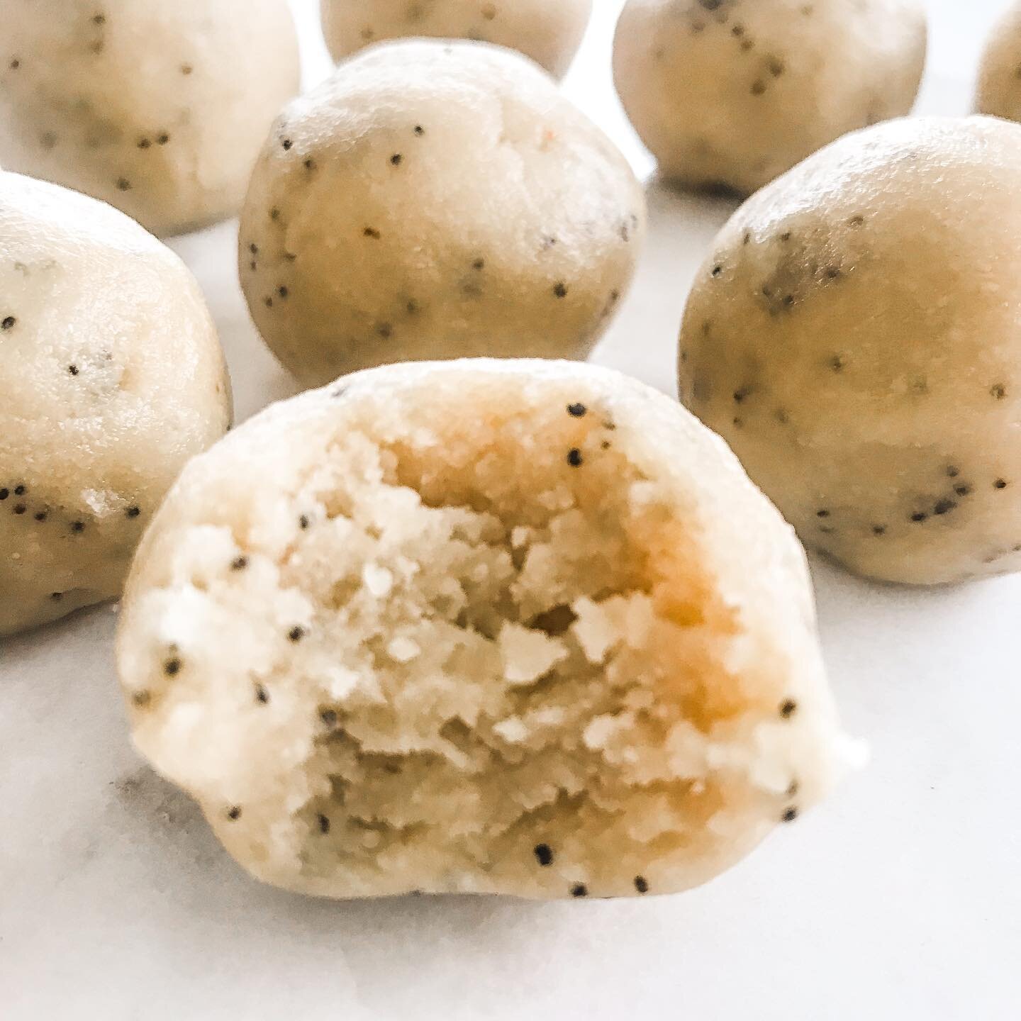 I&rsquo;ve created something magical 🌟

🍋 Lemon Poppyseed Cake Balls! 🍰 

These are so delicious, and the texture is 💯💯💯

I mean, look at that bite! 😍

And they&rsquo;re EXTRA 🌟magical🌟 because they&rsquo;re:

✅Gluten free
✅Vegan
✅Raw (I.e. 