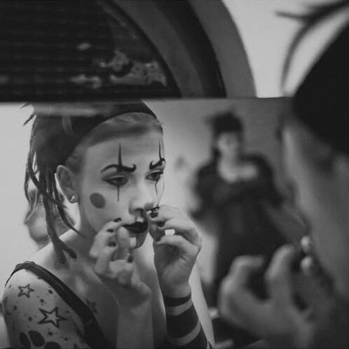 What does a mirror look at? 📸taken backstage during one of our #cabaretbizarre shows by @kostasmaros.  #basel #zuerich #bern #berlin #strassbourg #noirbizarre #noirbizarreagency #cabaretbizarre #barcelona #lgbtq #neapel #dragqueens #swissdrag #gaypr