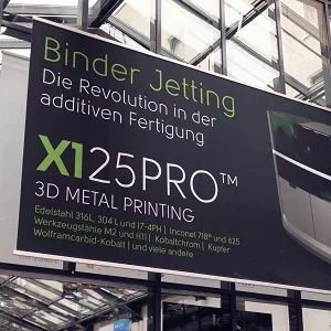 Flubanner in der Ausstellung_300x300.jpg