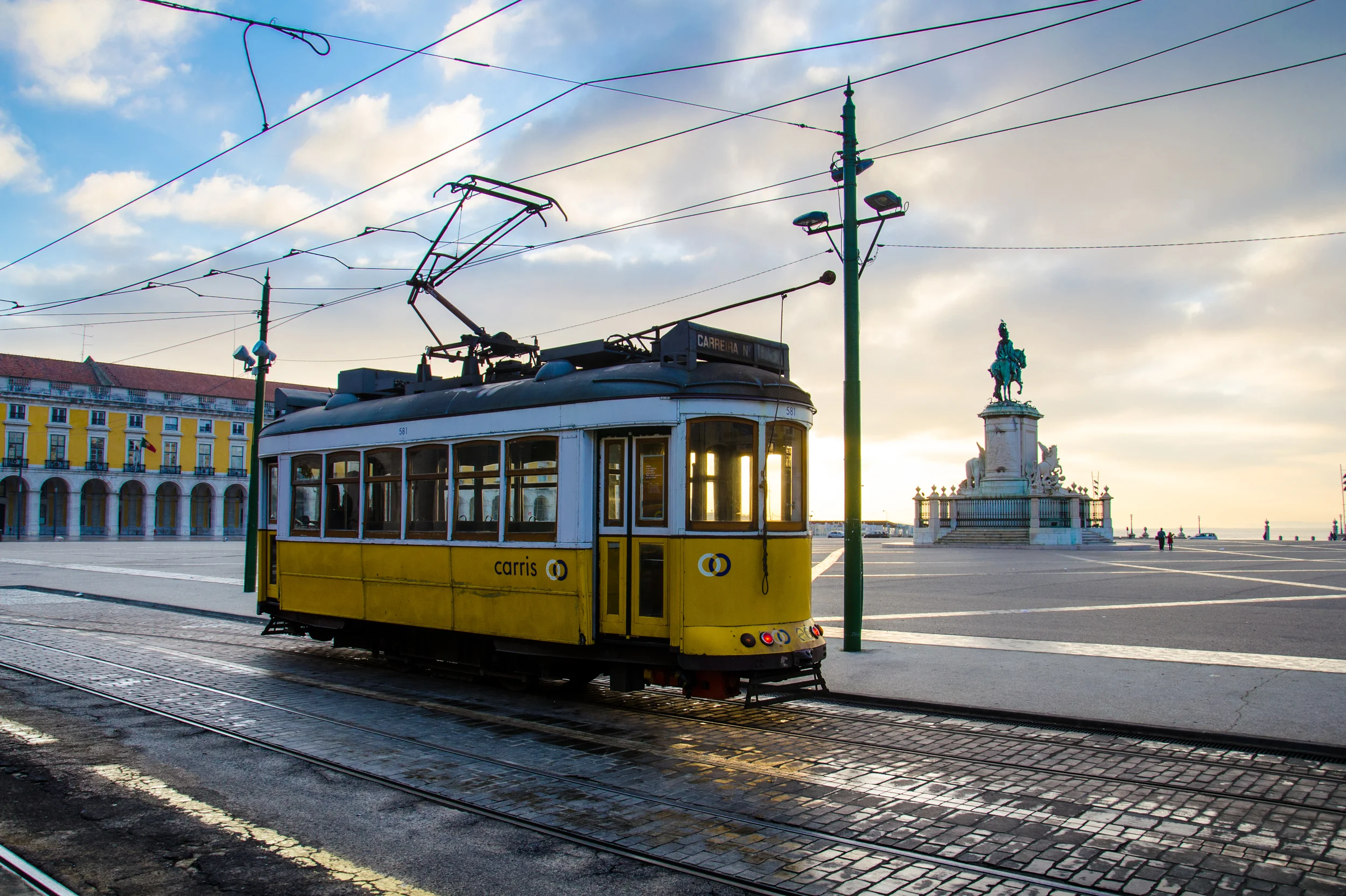 Eléctrico na Praça do Comércio