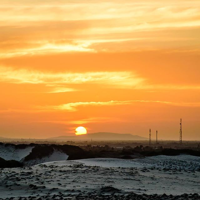 First sunset of 2018!!
I took this one during a buggy tour, somewhere between Morro Branco and Praia das Fontes (in Cear&aacute;, Brasil).
Happy new year!