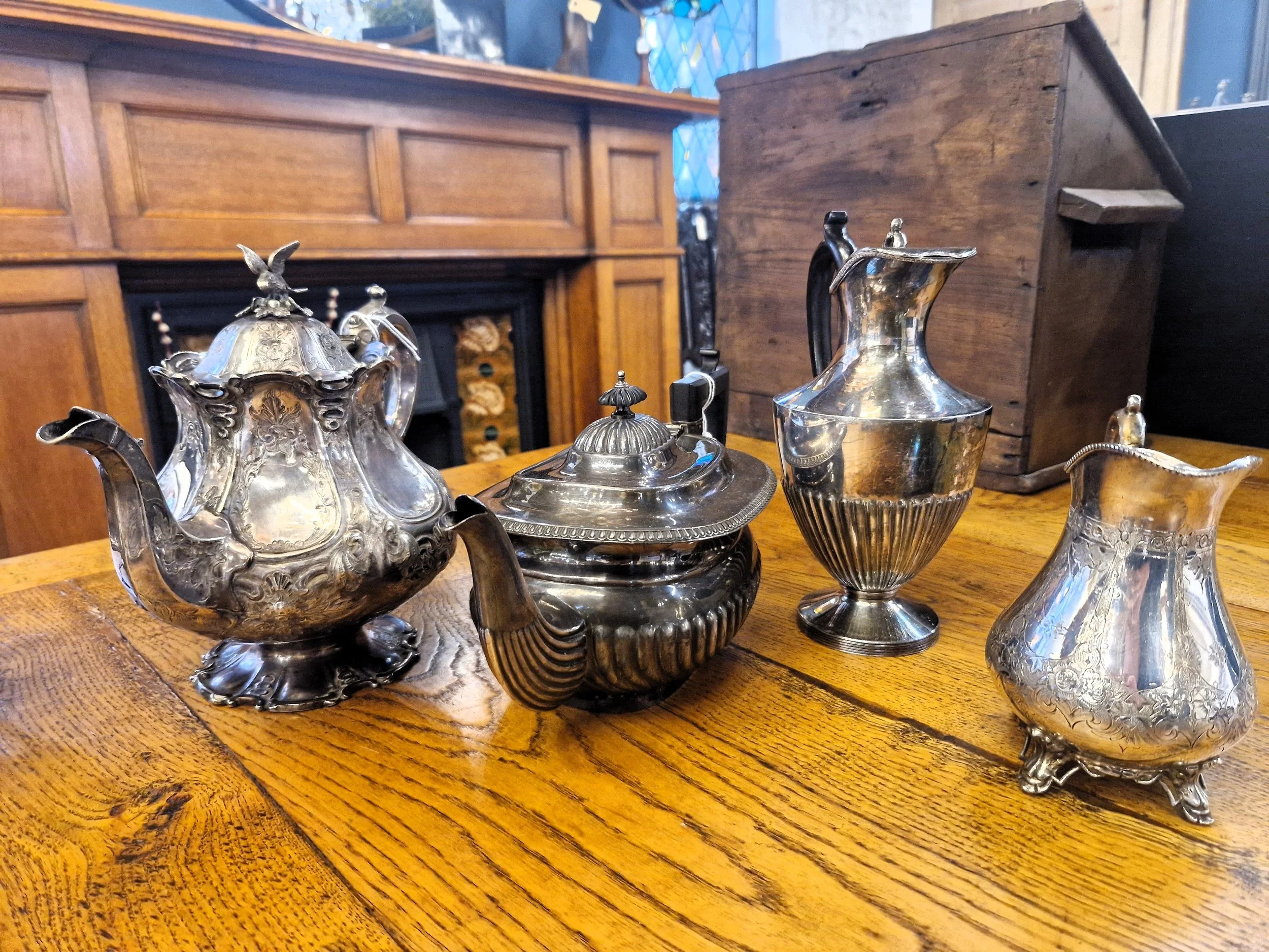 Various pieces of silverware 0935
